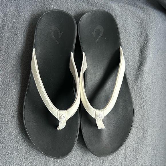 Olukai Puawe Women's Black and White Flip Flops - Picture 6 of 8